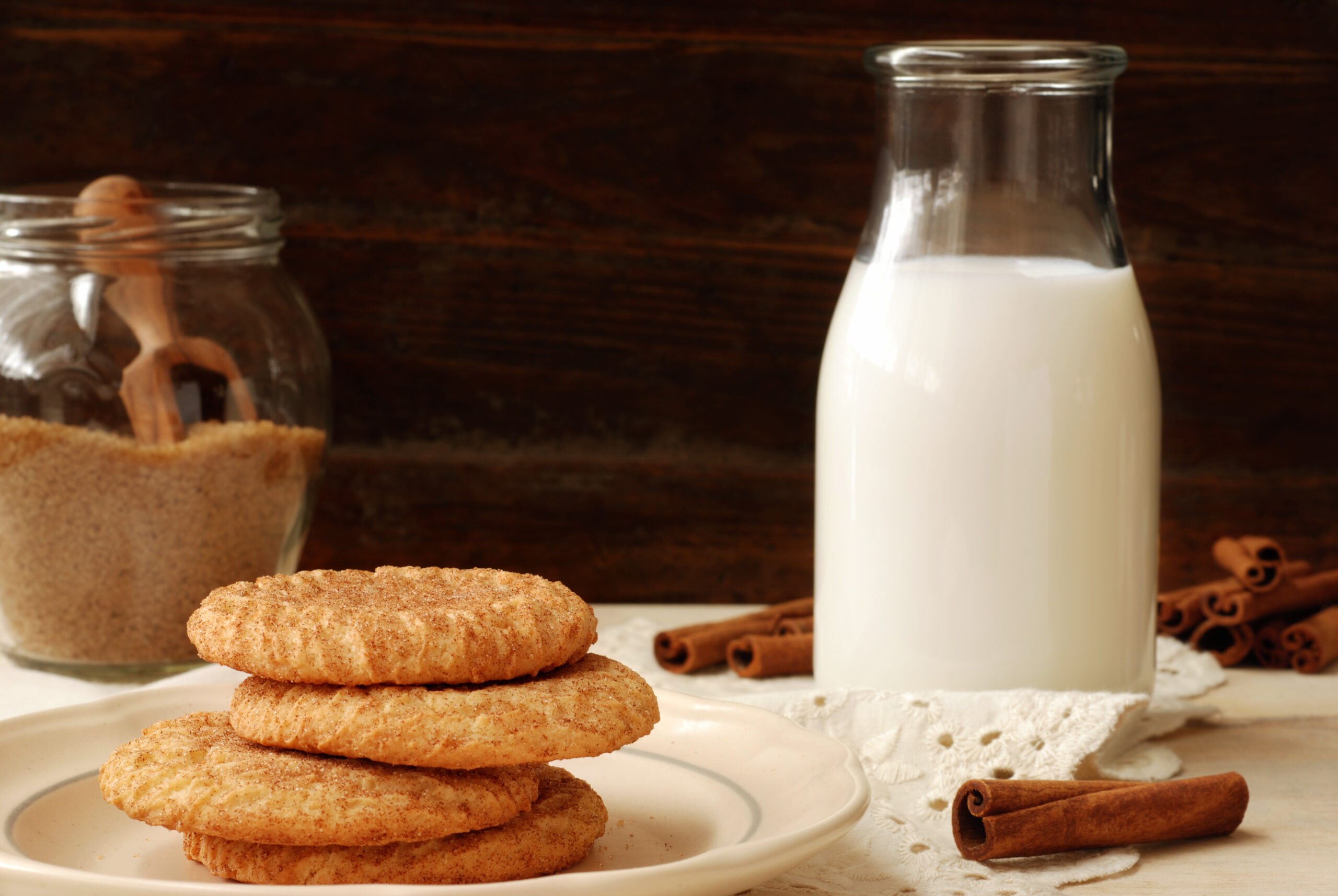 Freshly,Baked,Snickerdoodle,Cookies,In,Rustic,Setting,With,Old-fashioned,Milk